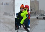 Zima 2021 w Głogowie. W Parku Słowiańskim dzieci jeżdżą na sankach. Na ulicach leży śnieg