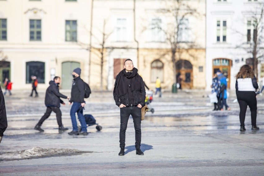 Kraków. Rynek Główny jak sprzed pandemii. Turyści znów odwiedzają centrum miasta [ZDJĘCIA]