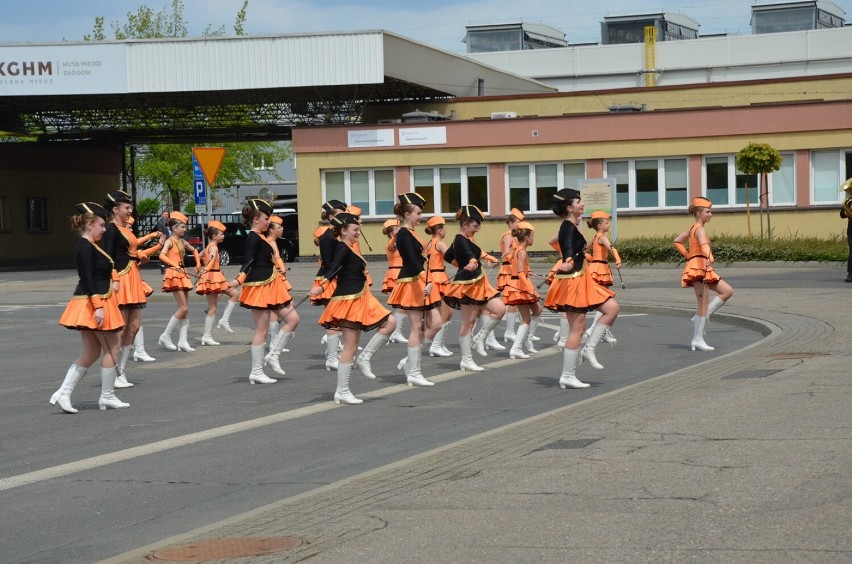 Głogowscy hutnicy z odznakami i zegarkami