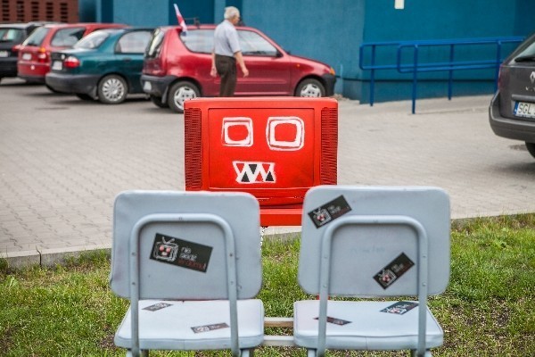 Knurów: Telewizory na ulicach. Akcja Nie siedź w domu. O co chodzi? [ZDJĘCIA + WIDEO]