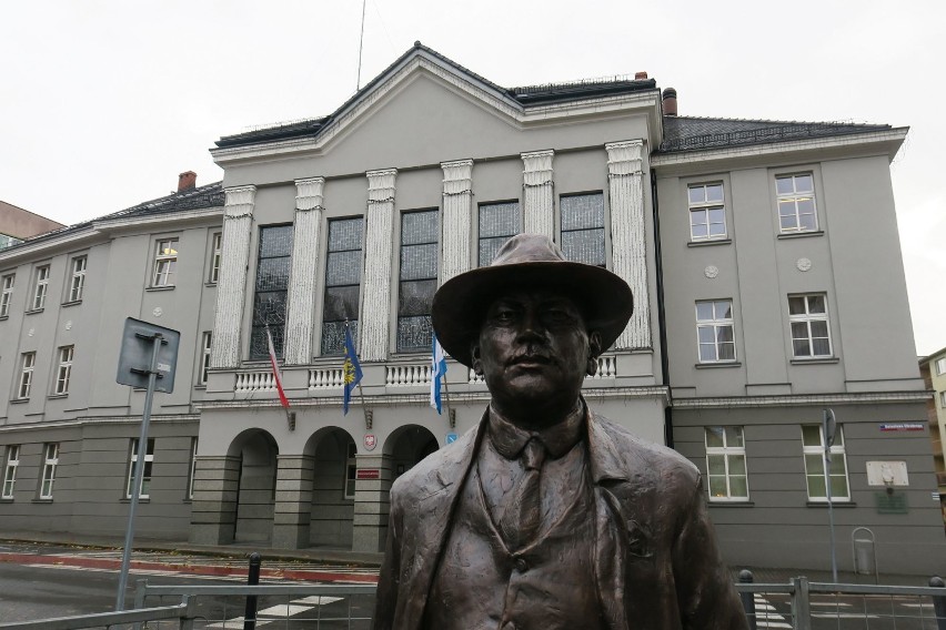 Burmistrz Weber znów "spaceruje" po Rybniku. Przed Urzędem Miasta stanął pomnik zasłużonego burmistrza