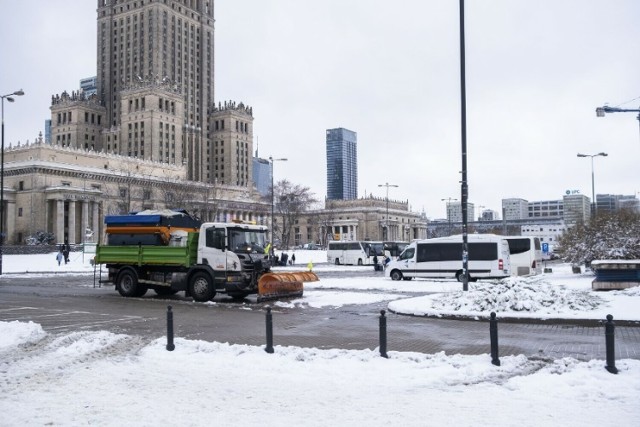 Generalna Dyrekcja Dróg Krajowych i Autostrad ostrzega kierowców przed opadami śniegu i śniegu z deszczem w całym kraju. Drogowcy apelują o ostrożną jazdę.