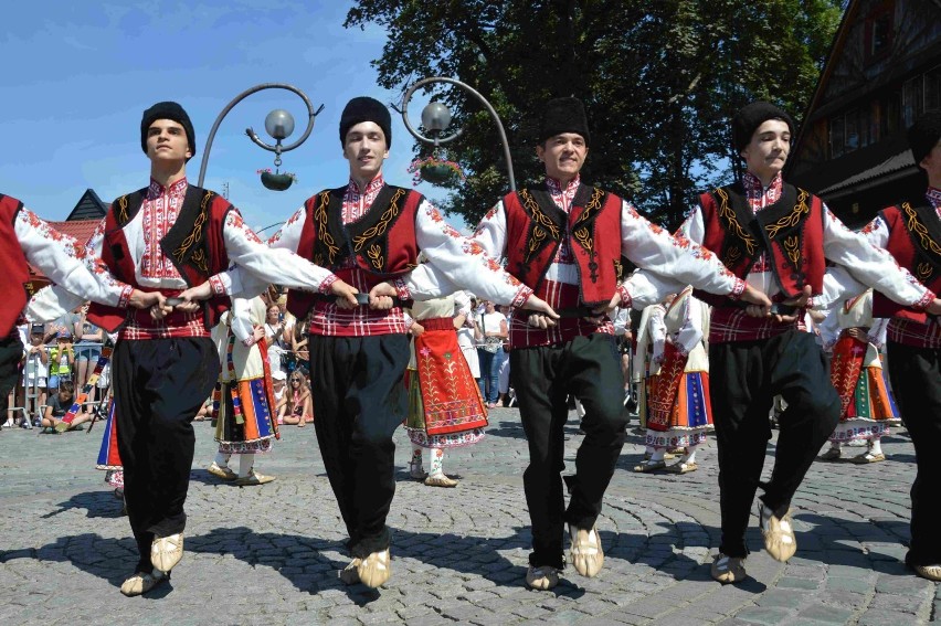 Górale ze świata tańczyli i śpiewali na ulicach Zakopanego [ZDJĘCIA]