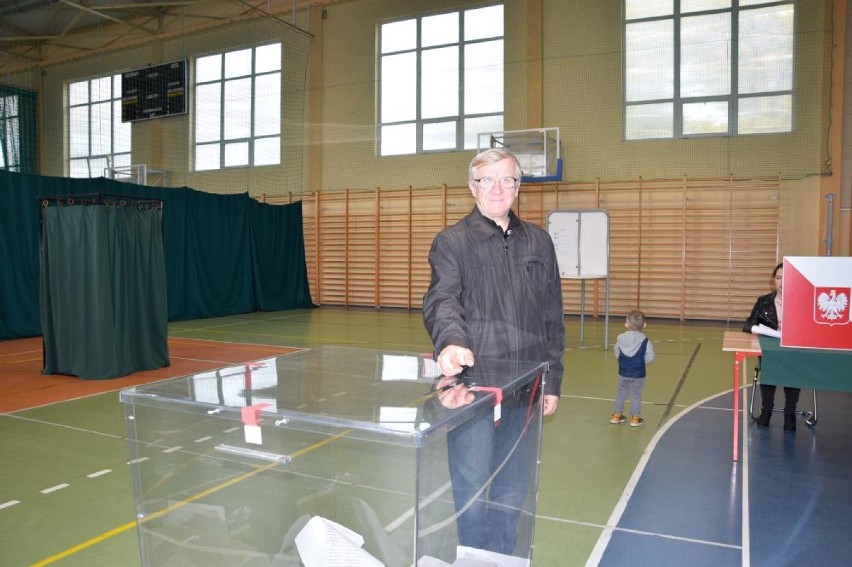 Głosowanie w lokalu wyborczym w Zespole Szkół w Chodzieży (ZDJĘCIA)