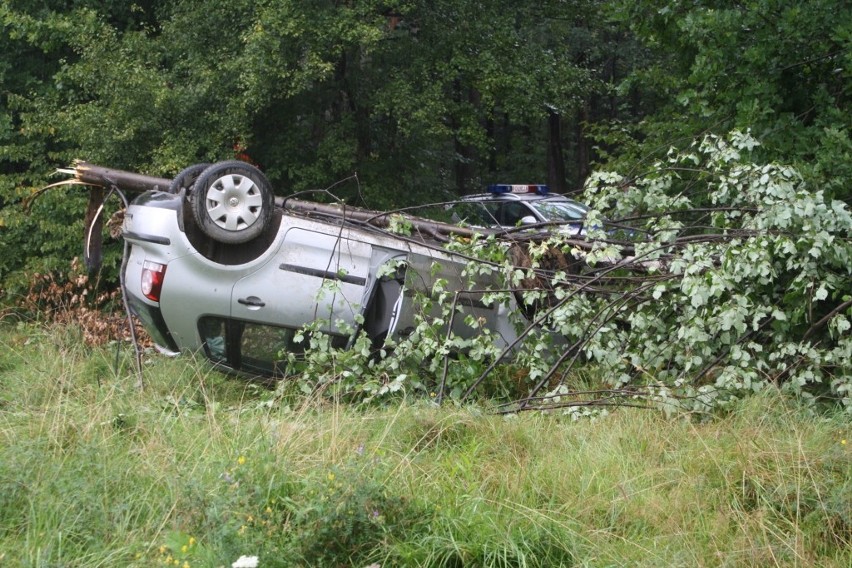 Kęty: wypadek w centrum miasta. Samochód wpadł w poślizg i dachował [ZDJĘCIA]