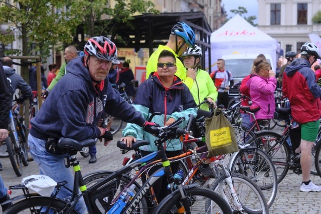 Kolejna Rowerowa Masa Krytyczna za nami. Tym razem uczestnicy mieli do pokonania dystans 14 km. Trasa wiodła z Rynku Nowomiejskiego na Barbarkę, gdzie odbyło się losowanie akcesoriów rowerowych. 

Zobacz także: Otwarcie basenów na Bydgoskim Przedmieściu w Toruniu [ZDJĘCIA]

W przejeździe wzięło udział 16 przedstawicieli miast partnerskich Torunia (Kowno, Novo mesto, Lejda i Oxford). Zobaczcie zdjęcia.

Zobacz także: Wichura w Toruniu. Wiatr przewrócił drzewo na skrzyżowaniu Odrodzenia z Czerwoną Drogą [NOWE ZDJĘCIA aktl.]