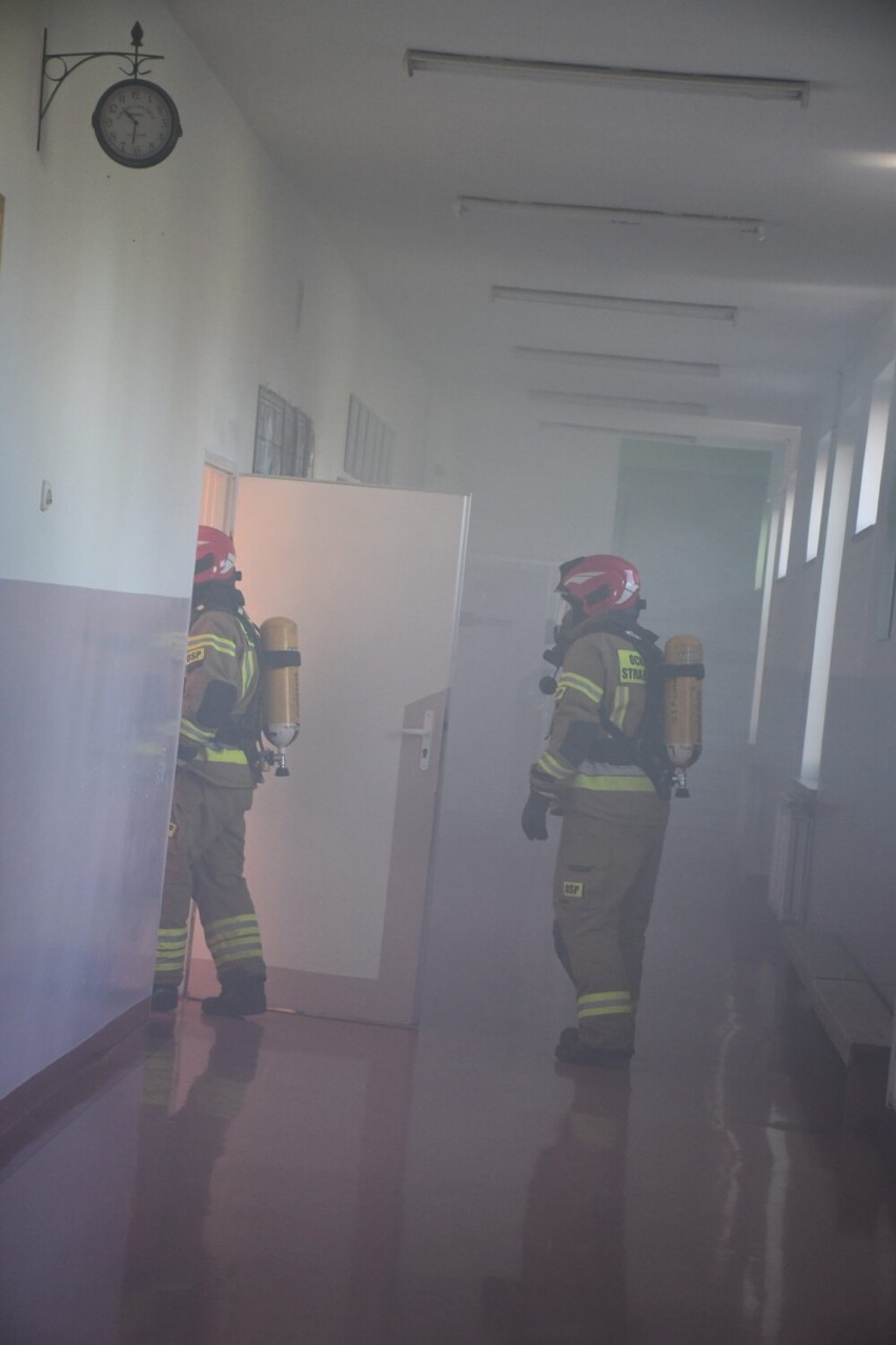 Próbna ewakuacja w Zespole Oświatowym w Liniewie. Uczniowie zostali wyprowadzeni z budynku szkoły 