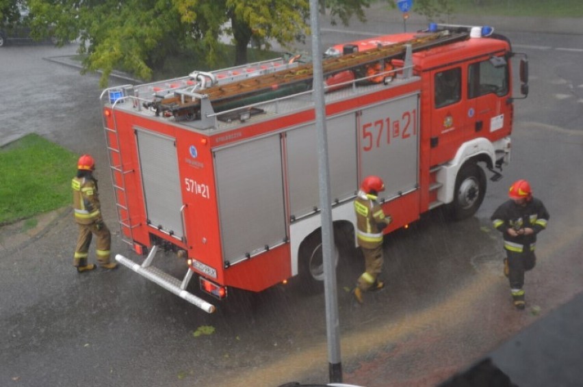 Po nawałnicy w Zduńskiej Woli. Powalone drzewa, zalane ulice, zerwane linie ZDJĘCIA