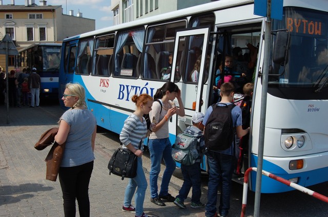 PKS w Bytowie zawiesił 43 połączenia. Uczniowie z Czarnej Dąbrówki mają problem z dojazdem do szkół w Bytowie i Lęborku