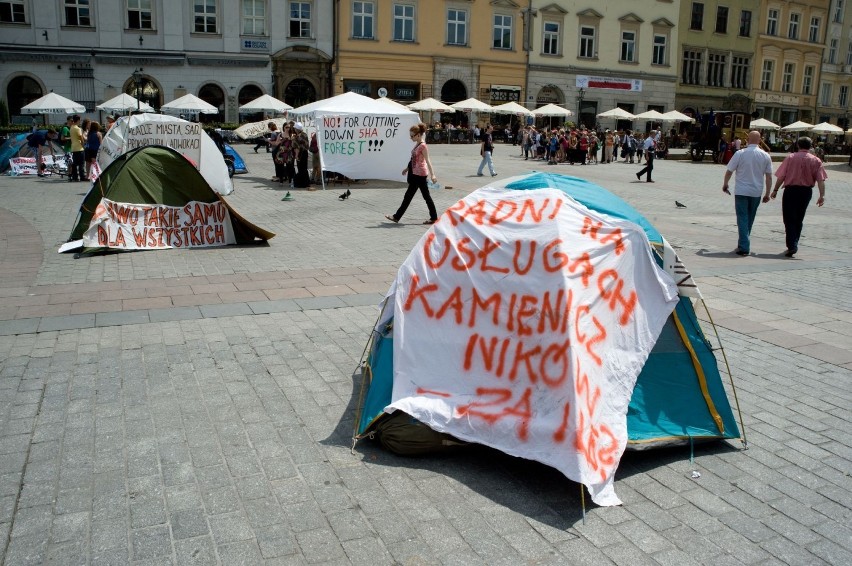 W namiotach protestują na Rynku Głównym