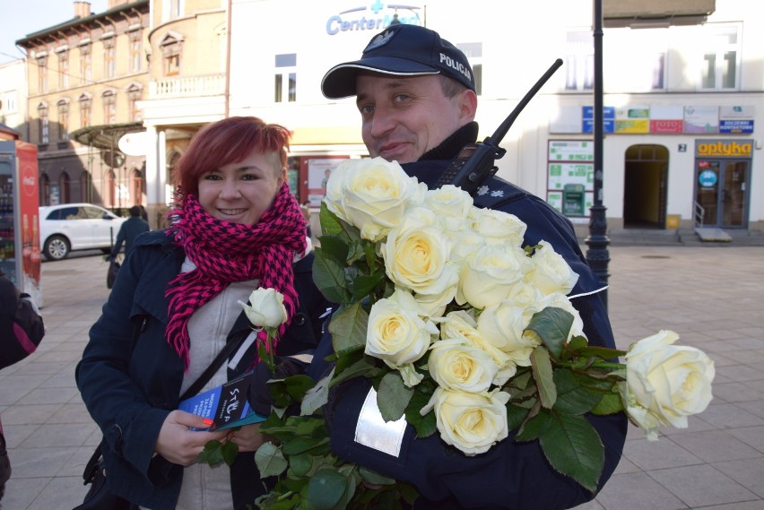Tarnów. Białe róże przeciw przemocy wobec kobiet [ZDJĘCIA, WIDEO]