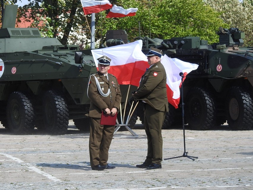 Po dwóch latach 18. Łomżyński Pułk Logistyczny na swój sztandar [zdjęcia]