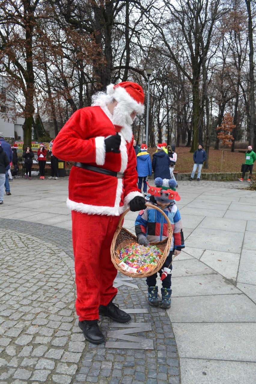 Dziesiątki Mikołajów pobiegło w Parku Roth