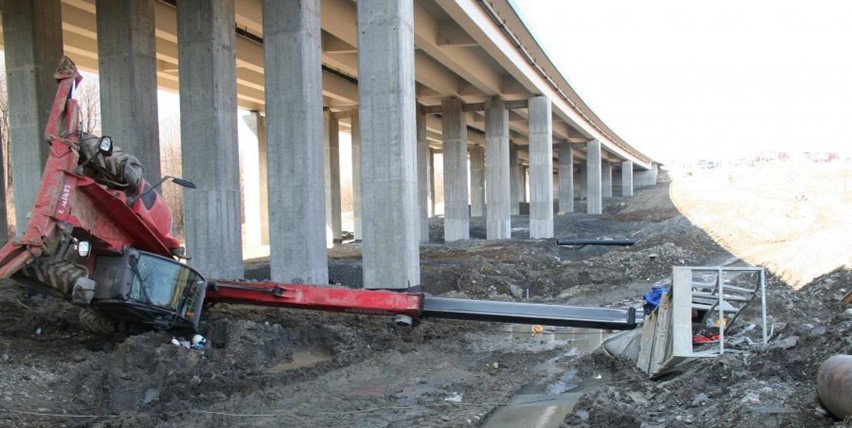 Pietrzykowice: Wypadek przy budowie drogi S69, przewróciła się zwyżka z robotnikami
