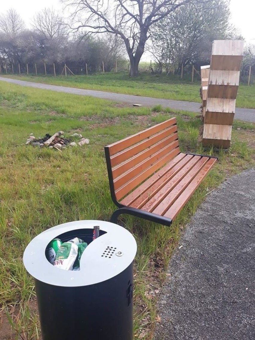 Ktoś zdemolował miejsce odpoczynku w Parku Miejskim w Gościnie. Burmistrz apeluje
