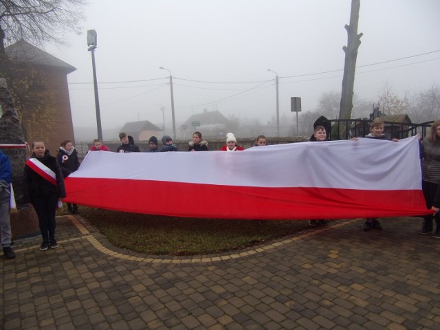 Uczniowie Szkoły Podstawowej w Białaszewie przeszli w marszu ku czci 100. rocznicy odzyskania Niepodległości