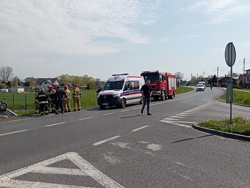 Wypadek w Głuchowie na drodze krajowej 72. Kierowca zabrany do szpitala
