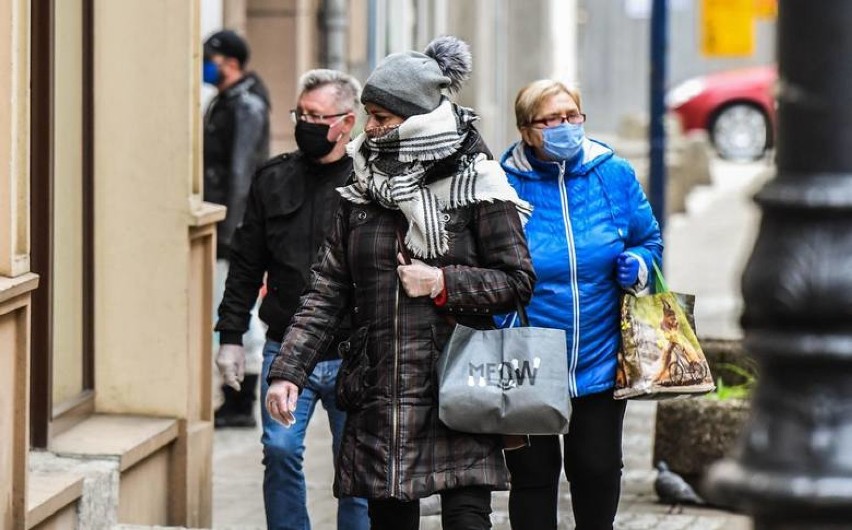 Zapomnimy o maseczkach? Od 15 maja na świeżym powietrzu nie będą wymagane