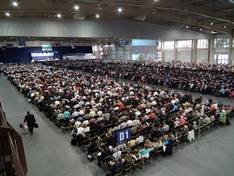 Kongres Świadków Jehowy w Poznaniu - 10 tysięcy osób na MTP