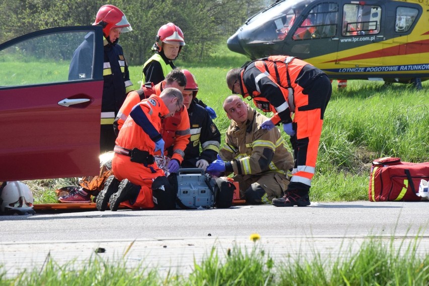 Wypadek w Starzynie (30.04.2018): czołówka osobówki z autobusem PKS Gdynia