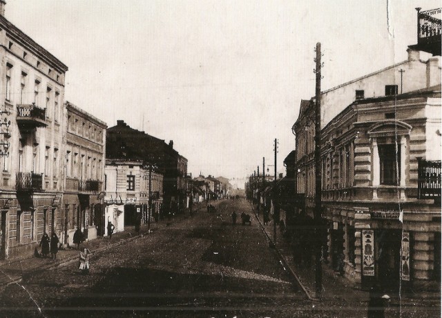 Fragment ulicy Warszawskiej przed wojną.

Zbiory Muzeum w Tomaszowie Maz.