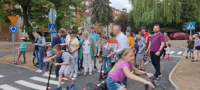 Dzień dziecka w miasteczku rowerowym przy ul. Dolińskiego na os. Warneńczyka w Przemyślu.