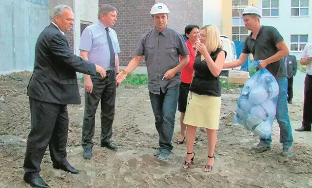 Urszula Lasa, dyrektor ZZOZ (z prawej) i Jacek Jończyk, starosta wadowicki (z lewej) pokazują rozbudowę szpitala Jerzemu Millerowi, wojewodzie małopolskiemu