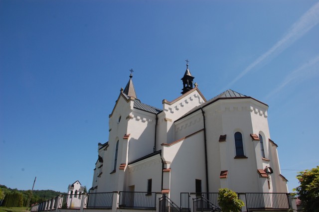 Drzwi wejściowe i cokół wokół kościoła pw. św. Wawrzyńca w Warzycach zostaną poddane renowacji