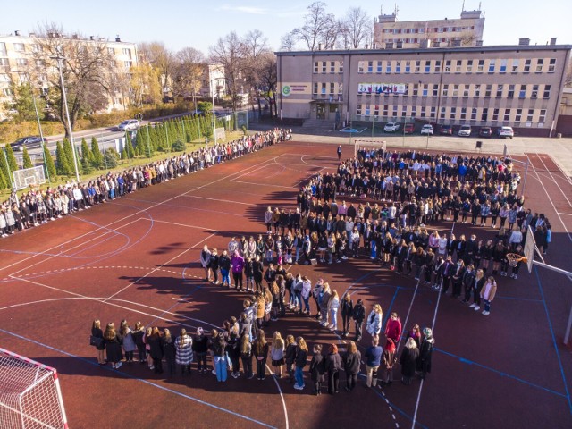 CKZiU w Sosnowcu przyłączyło się po raz kolejny do akcji "Szkoła do hymnu"

Zobacz kolejne zdjęcia/plansze. Przesuwaj zdjęcia w prawo - naciśnij strzałkę lub przycisk NASTĘPNE