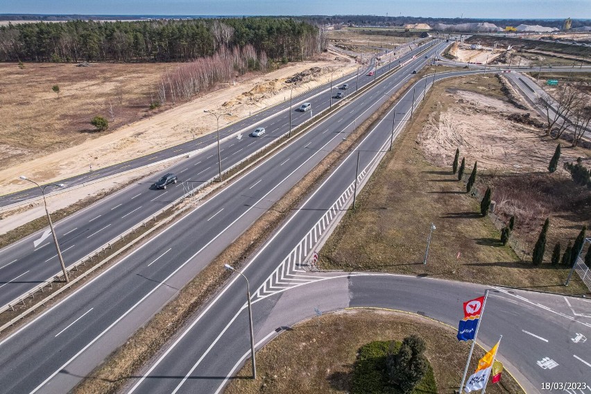 S7 Modlin - Czosnów. Budowa tego odcinka idzie jak burza. Zmienna organizacja ruchu i prace na czynnym moście