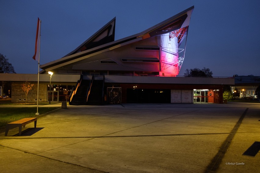 Tarnów. Centrum Sztuki Mościce w barwach "niepodległej". Budynek uzyskał świąteczną iluminację [ZDJĘCIA]