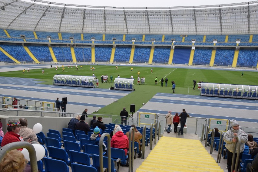 Dziennikarze i Politycy zagrali na Stadionie Śląskim. To dla "Doroślaków" z Chorzowa ZDJĘCIA
