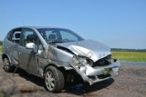 Wypadek na trasie Sępólno - Tuchola. Kierowca daewoo ściął przydrożny płot [zdjęcia]
