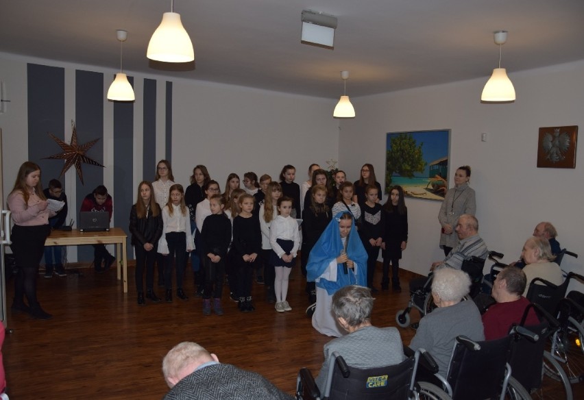 Uczniowie Szkoły Podstawowej w Liskowie odwiedzili Dom Seniora „Bursztynowe Zacisze” FOTO