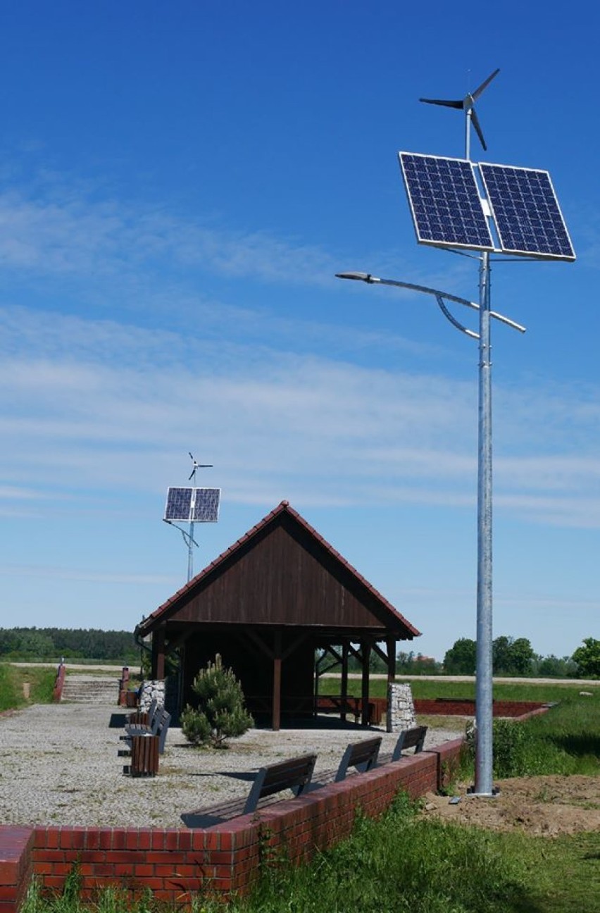 Lampy hybrydowe przy zbiorniku w Długołęce już stoją [ZDJĘCIA]