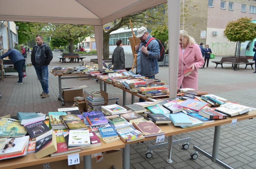 Trwa kiermasz książek przy bibliotece na Skarbku. ZDJĘCIA