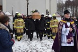 Pogrzeb strażaka OSP w Makowiskach. 26-letni druh zmarł wskutek tragicznego wypadku w rodzinnej miejscowości 