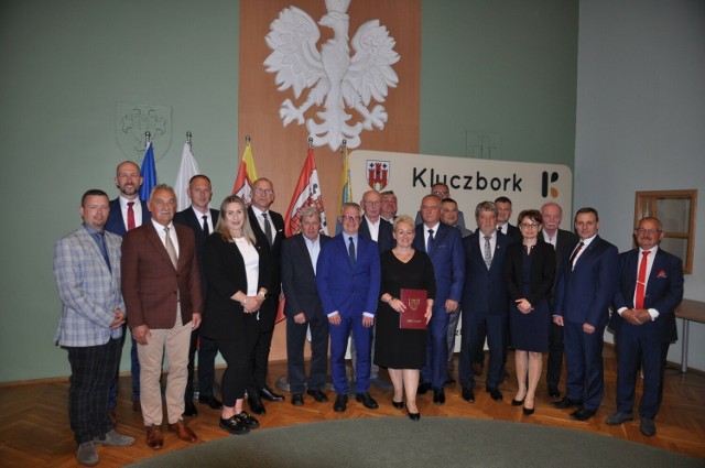 Rada miejska w Kluczborku nowej kadencji rozpoczęła pracę. Zasiada w niej 21 radnych (na zdjęciu brak Kamilli Kuźmickiej, która z powodów formalnych złoży ślubowanie na następnej sesji).