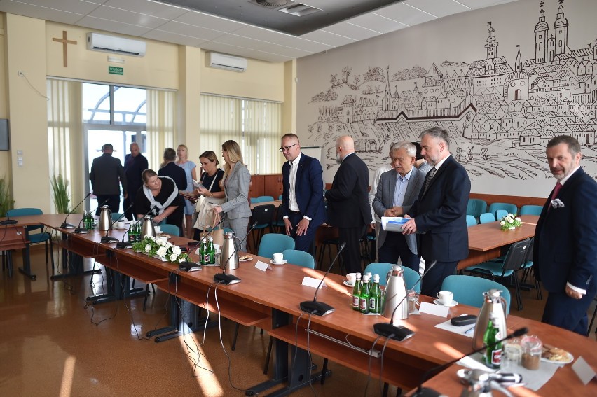 Sejmowa podkomisja w Lesznie rozmawiała o inwestycjach unijnych  w mieście [ZDJĘCIA]