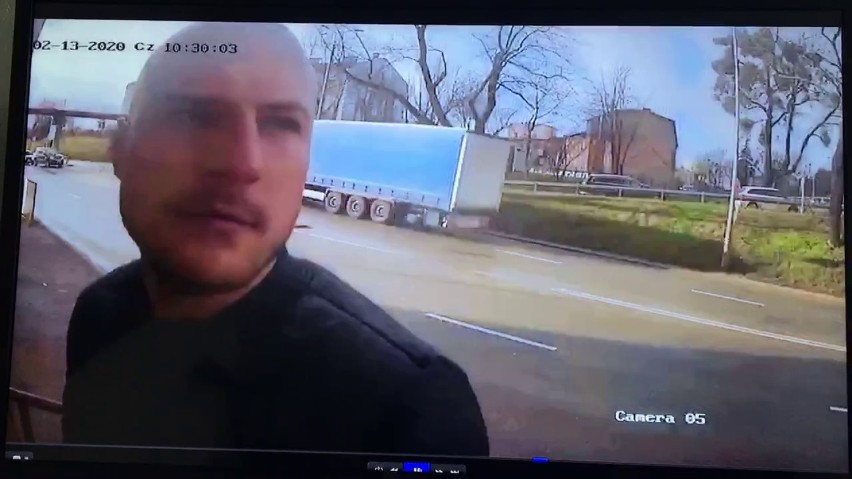 Gdańsk: Rozpoznajesz tego mężczyznę? Szuka go policja. Może mieć związek z rozbojem przy Trakcie Świętego Wojciecha w lutym tego roku