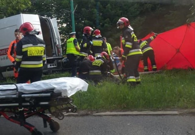 Do koszmarnego wypadku doszło w czwartek rano w Katowicach na ul. Chorzowskiej na wysokości osiedla Tysiąclecia. W czwartek, 24 5 2018  po godzinie 6 samochód dostawczy marki renault master uderzył w latarnię a następnie w drzewo. Poważnie rannym kierowcy i pasażerowi próbowali pomagać okoliczni mieszkańcy. Na miejsce dosyć szybko przyjechały wszystkie służby ratownicze.