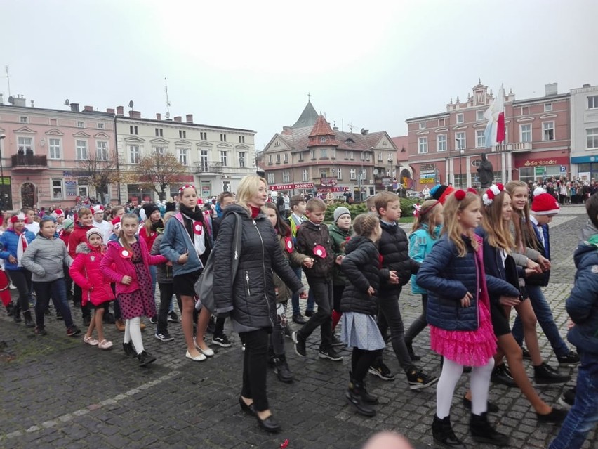 Uczniowie zatańczyli poloneza na płycie Rynku w Obornikach