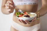 Tak jedzenie jogurtu pomaga najszybciej schudnąć. Ten sposób spożywania jogurtów prowadzi do utraty wagi