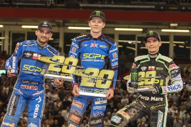 Polacy na podium GP w Cardiff. Z lewej strony Bartosz Zmarzlik, z prawej Patryk Dudek. W środku zwycięzca Daniel Bewley