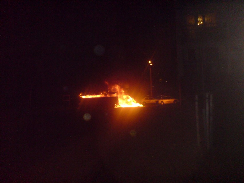 Sosnowiec: Pożar na osiedlu przy ul. 11 Listopada. Spłonęły trzy samochody [ZDJĘCIA + WIDEO]