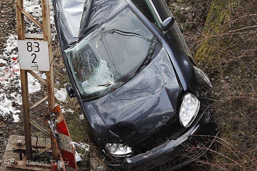 W Wałbrzychu auto spadło na tory w okolicach wiaduktu przy ul. Kosteckiego. Trzy osoby ranne
