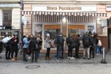 Tłusty czwartek w Poznaniu: Tłumy poznaniaków stoją w kolejkach po pączki [ZDJĘCIA]