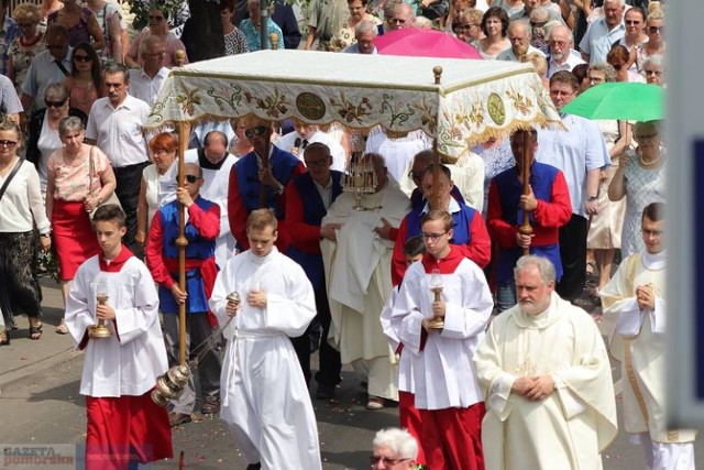 Jeśli procesja będzie organizowana poza terenem kościelnym, to powinna być uzgodniona z odpowiednimi władzami i służbami.