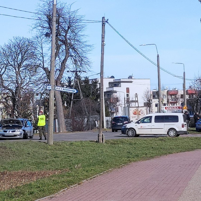 Malbork. Kolizja na skrzyżowaniu ul. Konopnickiej i Kotarbińskiego. Zdarzenie w tym miejscu oznacza spore utrudnienia w ruchu