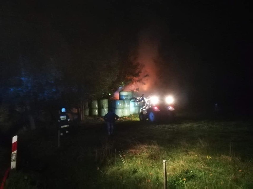 Trzy godziny walczyli strażacy z płonącymi belami siana w Bednarce
